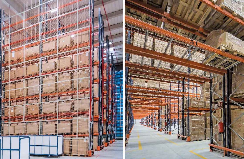Les grillages antichute sont fixés à l’arrière des rayonnages ou au plafond des couloirs transversaux. Les grillages antichute sont fixés à l’arrière des rayonnages ou au plafond des couloirs transversaux.