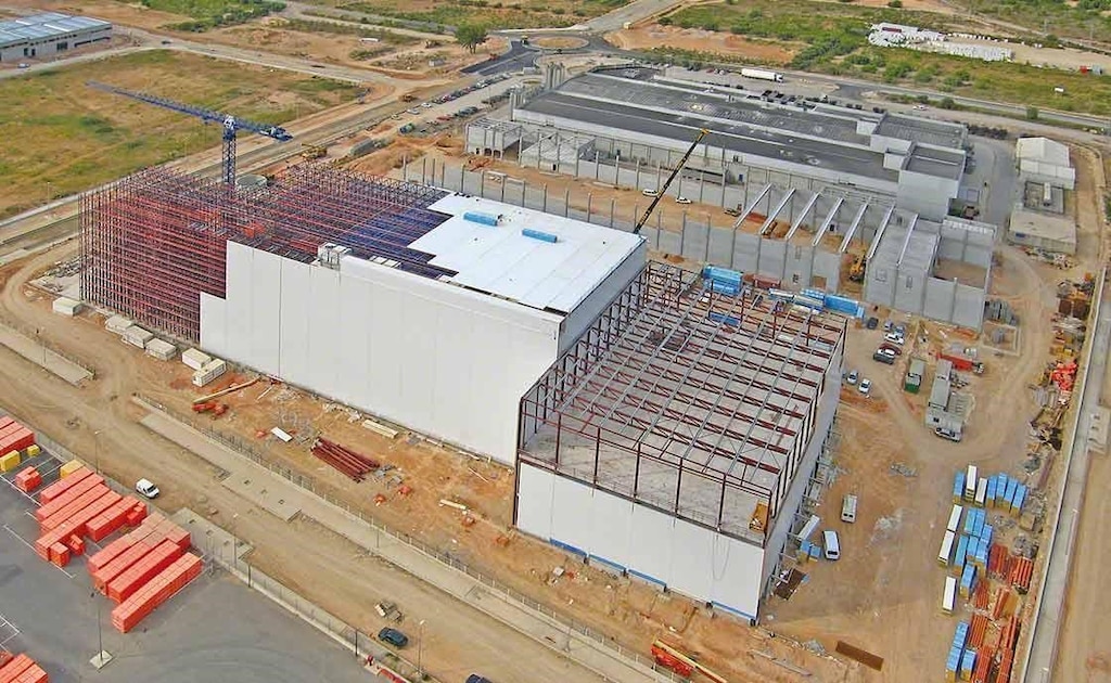 Construction d’un entrepôt avec rayonnages autoportants intégrés, résistants aux tremblements de terre et aux fortes rafales de vent.