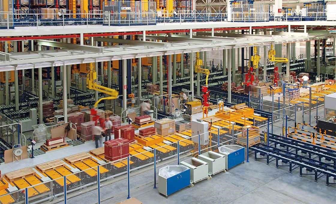 Différentes solutions automatisent le processus logistique de préparation de commandes d’un entrepôt.