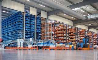 Les rayonnages sont le système de stockage le plus efficace pour la gestion des marchandises Les rayonnages sont le système de stockage le plus efficace pour la gestion des marchandises