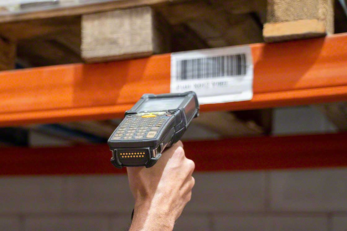 Les terminaux de radiofréquence sont utilisés pour faire des inventaires dans les entrepôts
