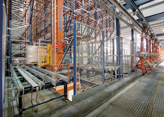 L’installation de transstockeurs en entrepôt illustre l’automatisation industrielle en logistique