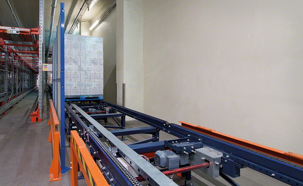 Un convoyeur qui relie l'usine de Nutricia à la zone des expéditions Un convoyeur qui relie l'usine de Nutricia à la zone des expéditions