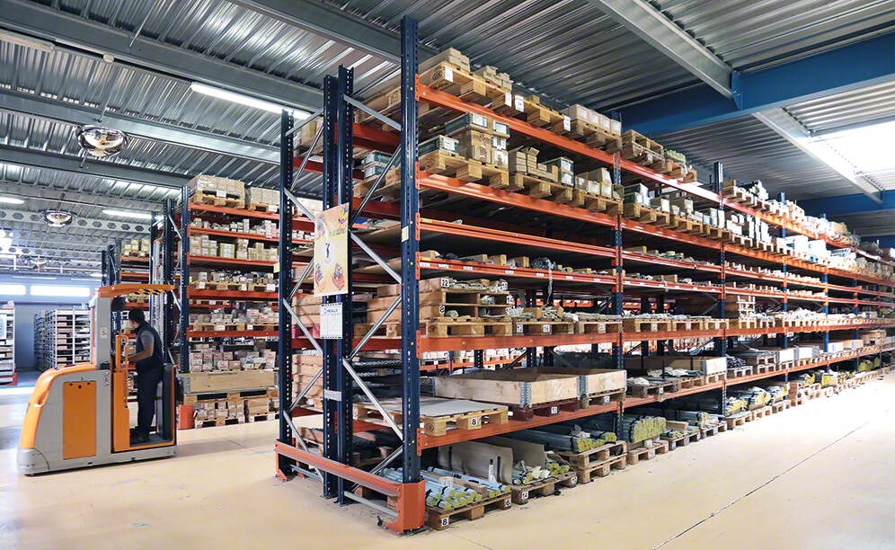 Rayonnages à palettes statiques, drive-in, bases mobiles et rayonnage pour picking, composent le magasin de SPB Rayonnages à palettes statiques, drive-in, bases mobiles et rayonnage pour picking, composent le magasin de SPB