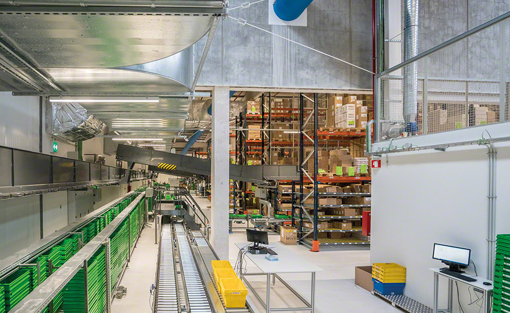 Un circuit de convoyeurs relie les différents espaces du centre et transporte les commandes préparées vers la zone de consolidation et d'expédition Un circuit de convoyeurs relie les différents espaces du centre et transporte les commandes préparées vers la zone de consolidation et d'expédition