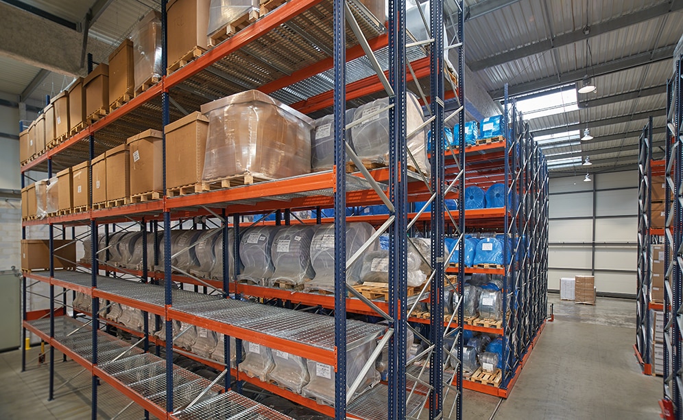 Rayonnages à palettes et des bases mobiles stockent des matières premières et produits finis pour un des leaders de l'emballage en plastique Rayonnages à palettes et des bases mobiles stockent des matières premières et produits finis pour un des leaders de l'emballage en plastique