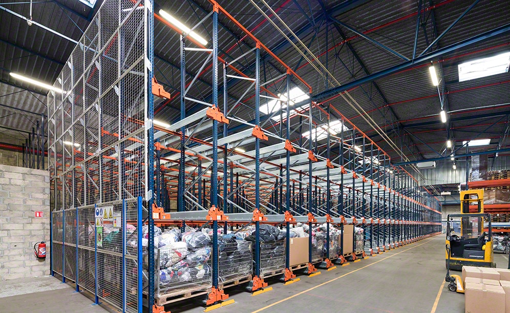 Le Pallet Shuttle se déplace à l'intérieur du canal en toute autonomie Le Pallet Shuttle se déplace à l'intérieur du canal en toute autonomie