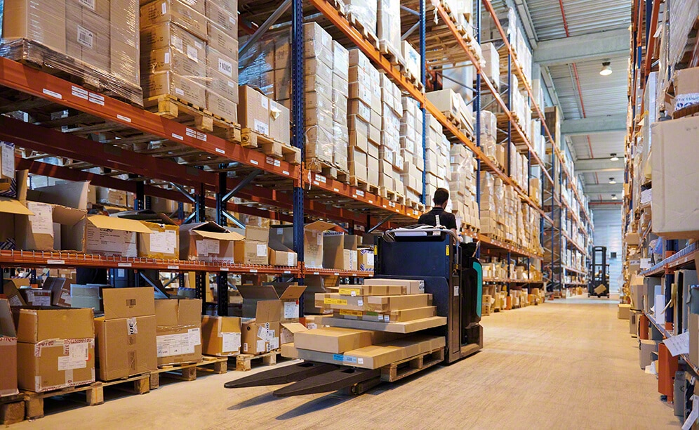 L'entrepôt du magasin en ligne spécialisé en mode enfant Sergent Major L'entrepôt du magasin en ligne spécialisé en mode enfant Sergent Major