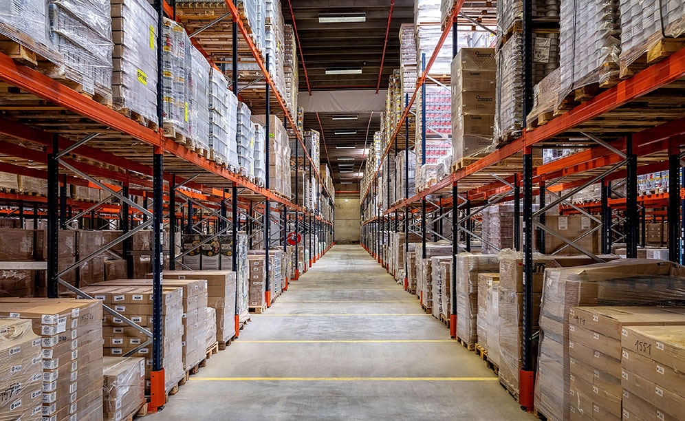 Rayonnage à palettes dans l'entrepôt de Dometrans, opérateur logistique (France) Rayonnage à palettes dans l'entrepôt de Dometrans, opérateur logistique (France)