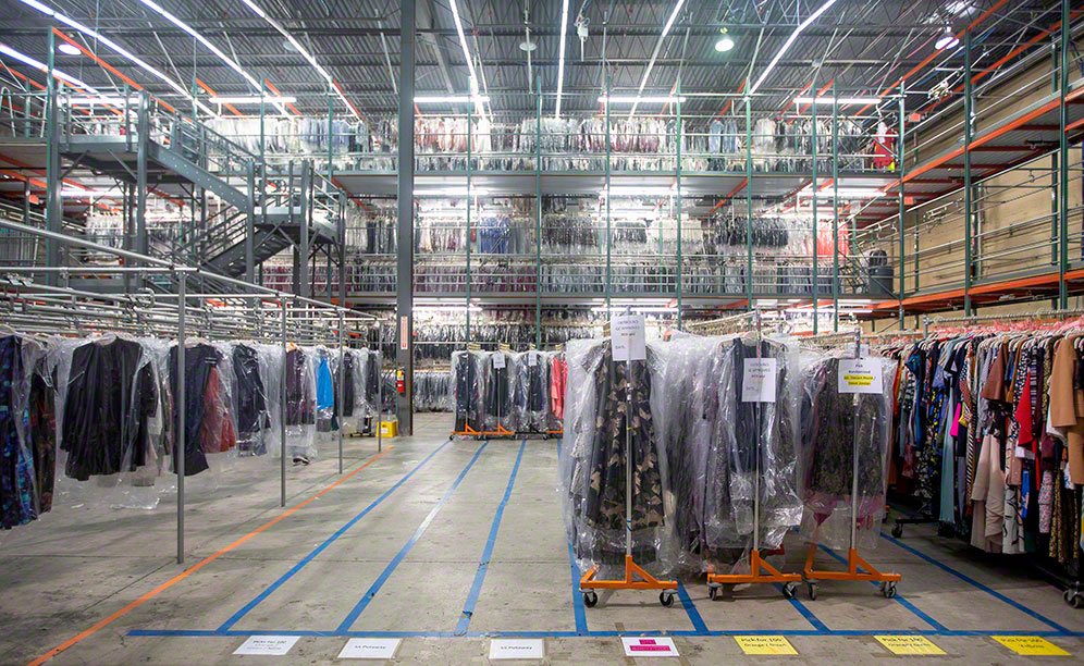 L'entrepôt de vêtements à louer de Rent the Runway aux États-Unis. L'entrepôt de vêtements à louer de Rent the Runway aux États-Unis.