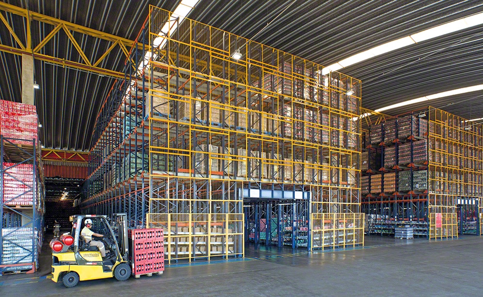 Les rayonnages par accumulation dotés du système Pallet Shuttle semi-automatique Les rayonnages par accumulation dotés du système Pallet Shuttle semi-automatique