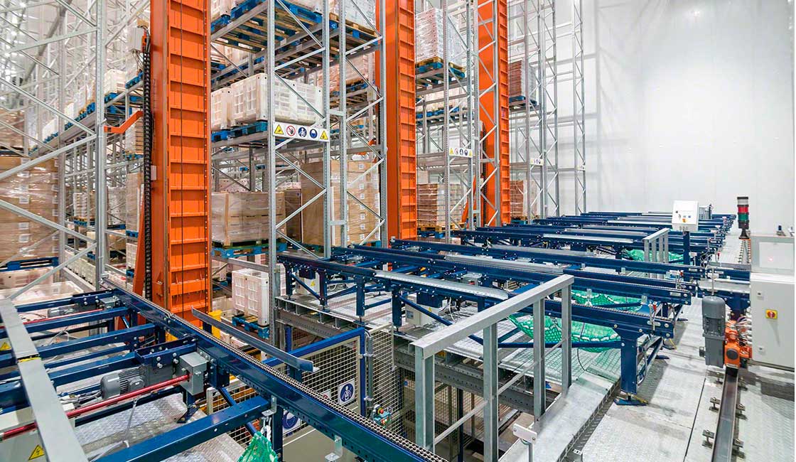 Mecalux a installé un magasin automatisé formé de par des transtockeurs trilatéraux et un circuit de convoyeurs