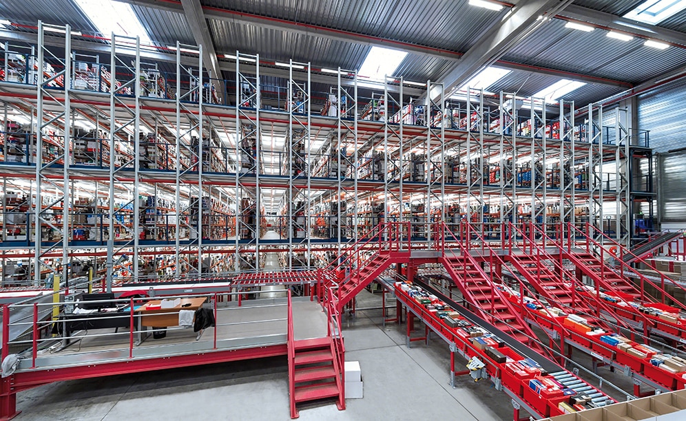 Spartoo a construit une impressionnante passerelle avec système de convoyage pour préparer 10 000 commandes par jour