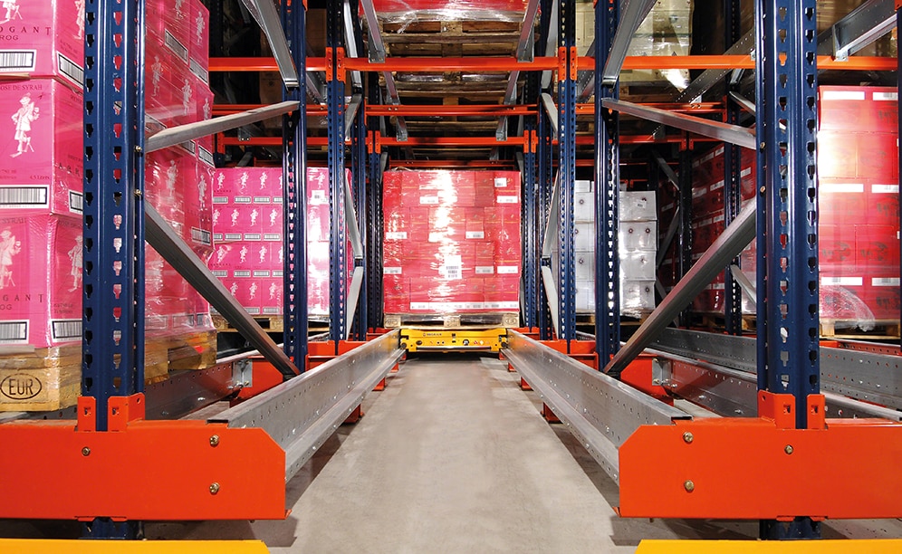 Mecalux réaménage l'entrepôt de Domaines Paul Mas, l'automatisation est présente grâce aux rayonnages desservis par des navettes Pallet Shuttle