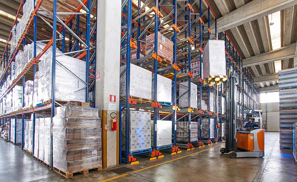 Système Pallet Shuttle et rayonnages à palettes dans l'entrepôt Genta en Italie Système Pallet Shuttle et rayonnages à palettes dans l'entrepôt Genta en Italie