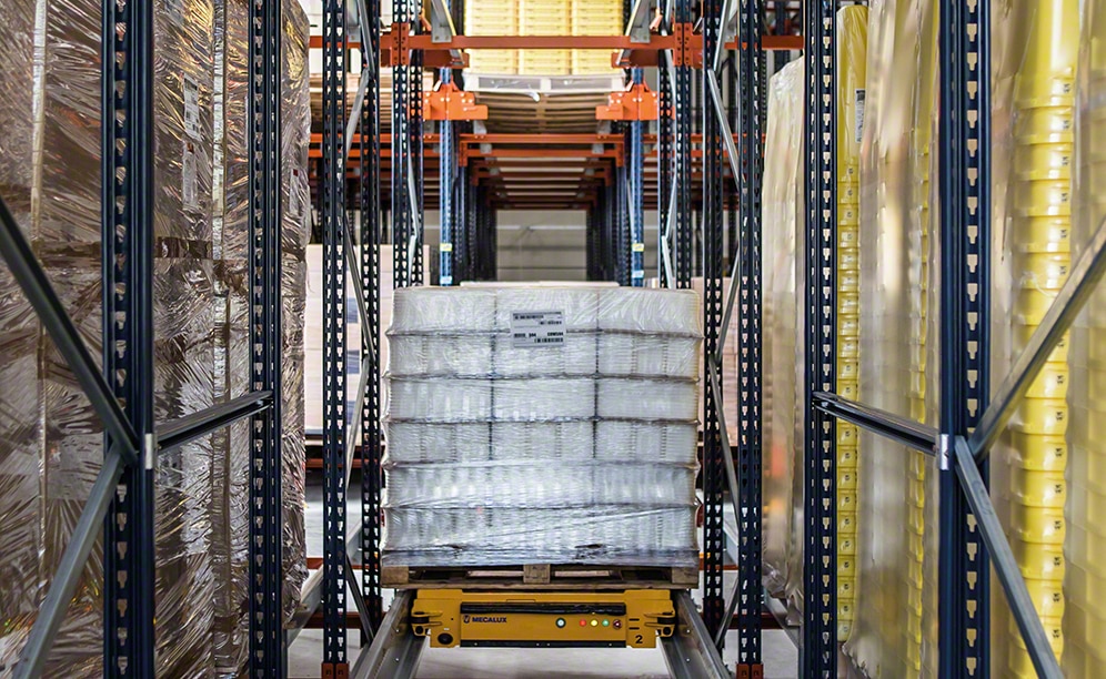 Deux systèmes de stockage combinés dans l'entrepôt de ANVI Plasturgie en France Deux systèmes de stockage combinés dans l'entrepôt de ANVI Plasturgie en France