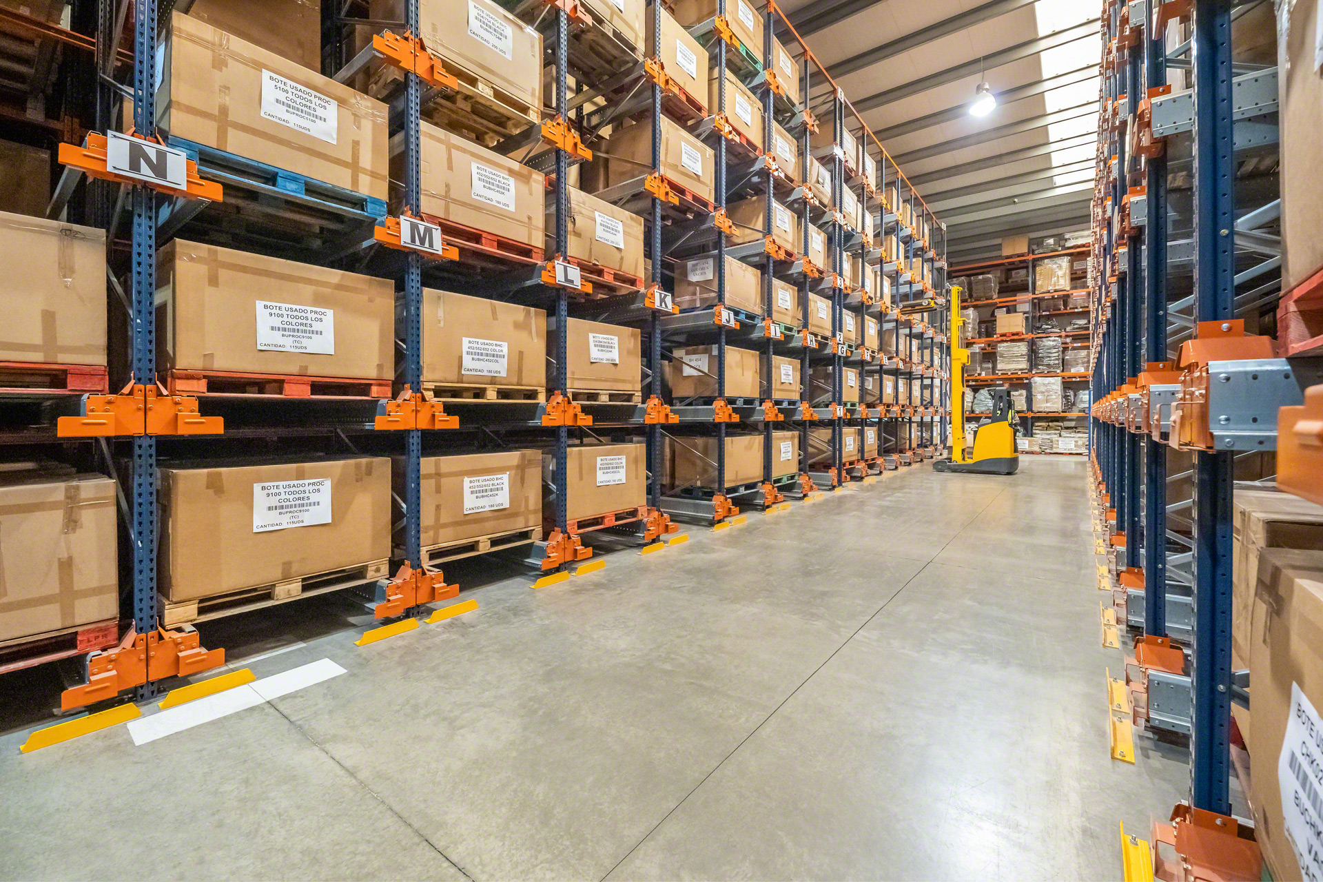 Grâce à leur design, les navettes Pallet Shuttle peuvent se déplacer avec des palettes portant une charge irrégulière