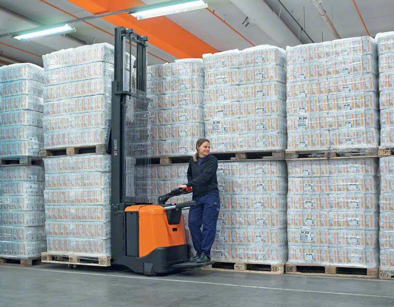 Opératrice sur un transpalette électrique réalisant des tâches de stockage (image cédée par Toyota)
