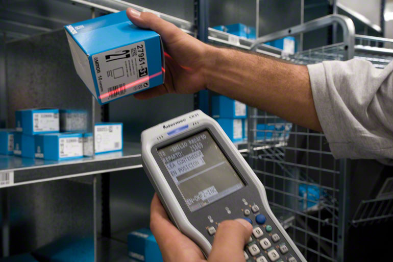L'dentification automatique des articles d'un entrepôt accélère les opérations de picking.