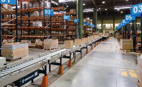Un circuit convoyeur complet multiplie les performances du picking du fabricant de produits DYI Vynex Un circuit convoyeur complet multiplie les performances du picking du fabricant de produits DYI Vynex