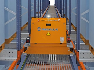 La navette de transfert est chargée d'introduire la navette automatisée dans chacune des allées de stockage