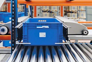 La navette du Shuttle Système extrait automatiquement les bacs de son emplacement