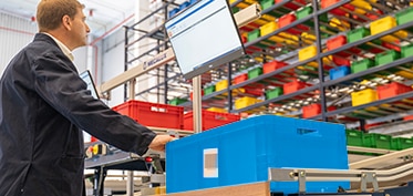 Poste de picking où sont réceptionnés les bacs extraites du système de navettes